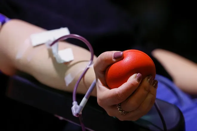 Truyền máu để tránh bị mất máu và làm giảm huyết áp